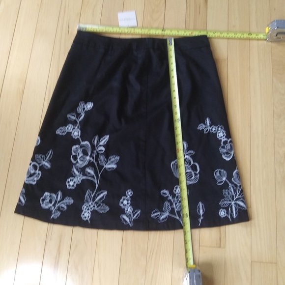 Covington Misses skirt white embroidery on black - Picture 9 of 14